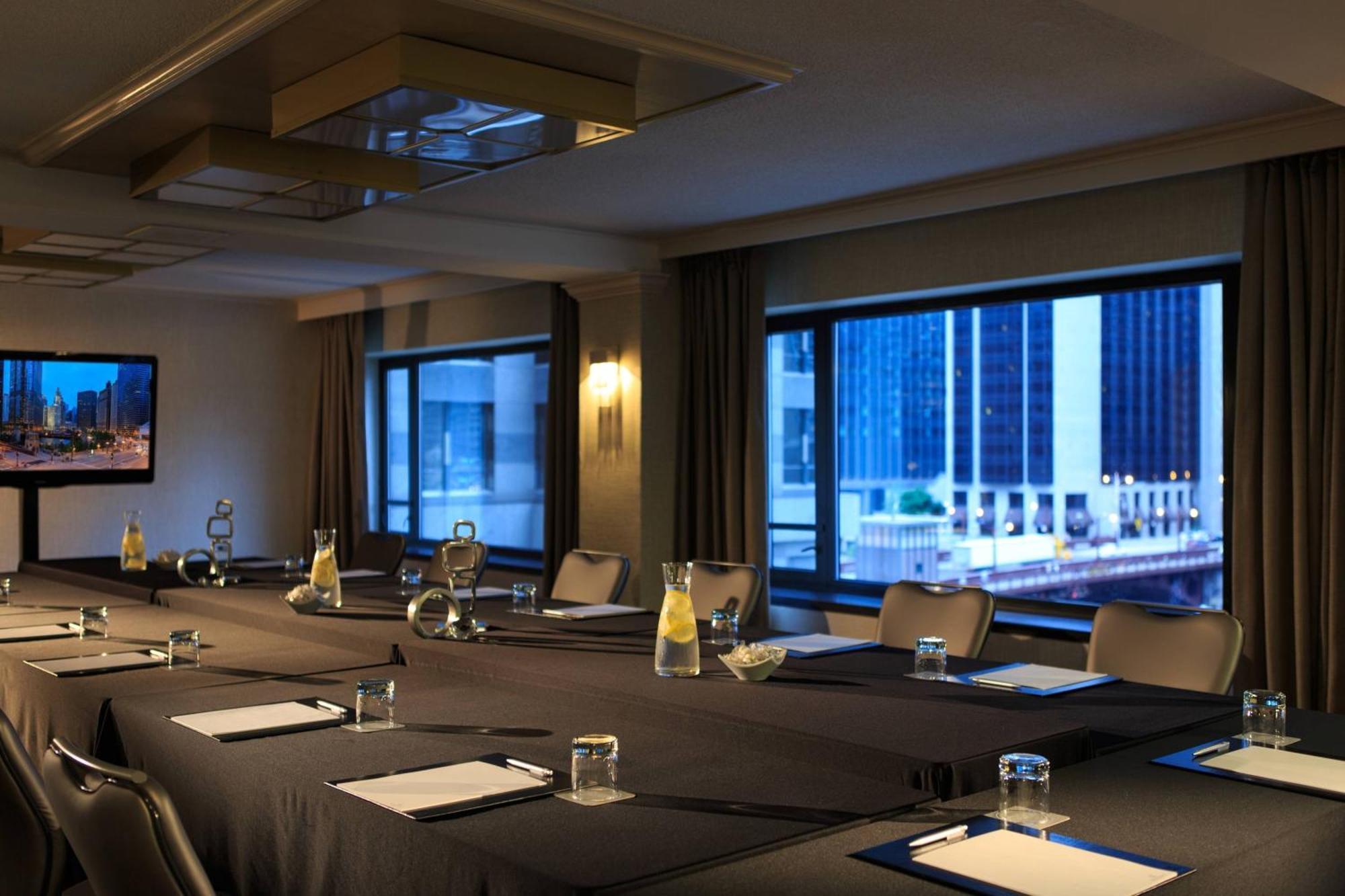 Renaissance Chicago Downtown Hotel Exterior photo